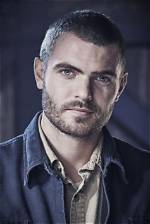 Alex Roe ·