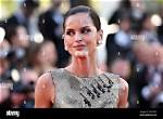 Discovering the Life of Izabel Goulart and Her Kids
