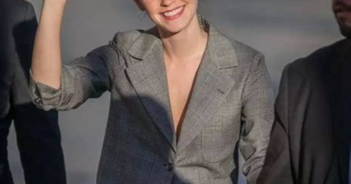 Emma Watson's Alluring Curves: a Captivating Display of Her Feminine Charms