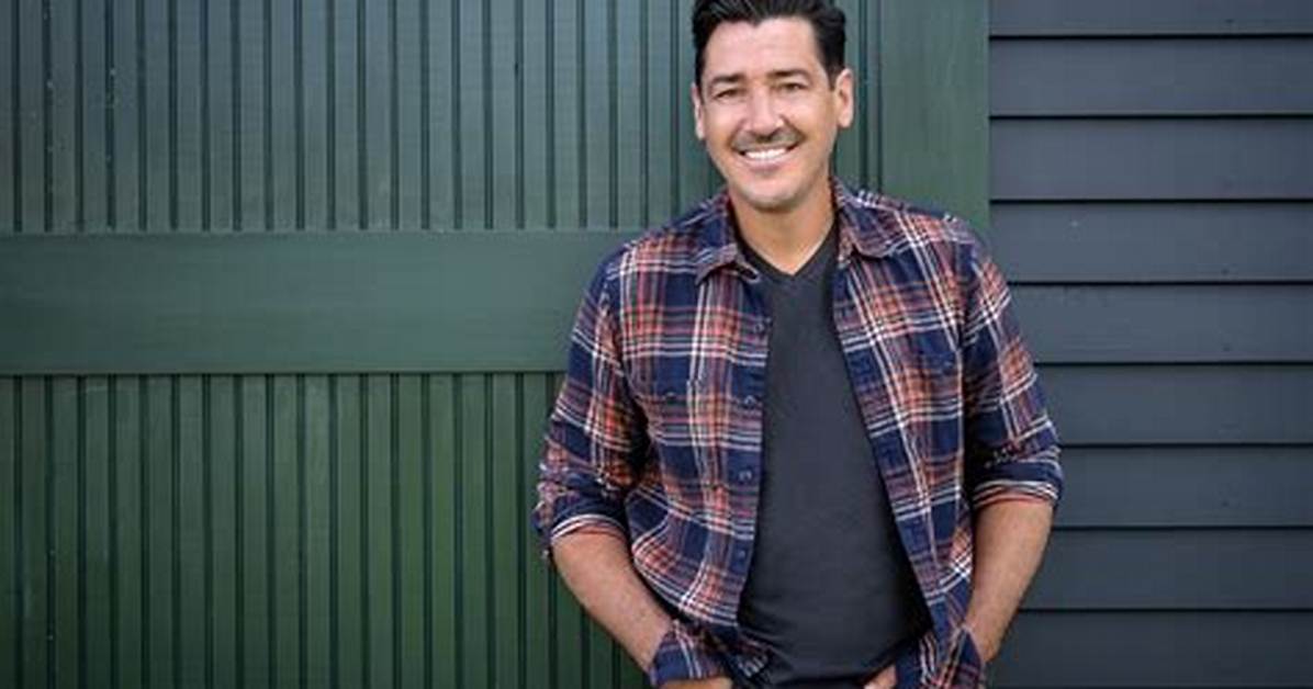Jonathan Knight's Harmonious Vocals: a Captivating Performance